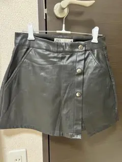 ブラックレザー風ミニスカート ボタン付き
