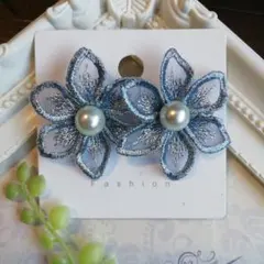 青色とパールの花形ピアス(ハンドメイド)