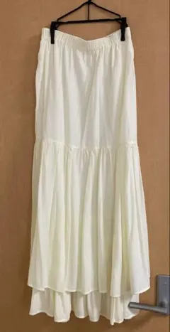 クリーム色 〜 ホワイト　フレアスカート ロングスカート