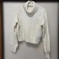 ホワイト ケーブルニット タートルネック セーター