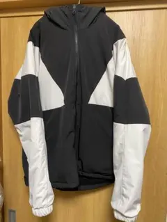 フード付きナイロンジャケット 黒と白のコンビ