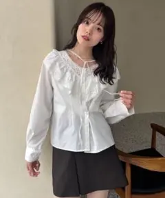 Vフリルシェイプブラウス