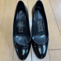 FERRAGAMO 黒 エナメル ヒールのサムネイル
