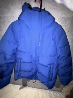 青いフード付きダウンジャケット