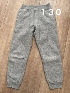 ユニクロ　グレー スウェット 長ズボン　１３０