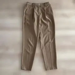 PLST ベージュ テーパードパンツ
