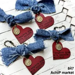 847　革タグ　レザータグ　デニムリメイク　ハートチャーム　赤系　4個セット