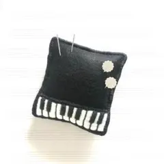 ［handmade］鍵盤刺繍＊角型ピンクッション（針刺し）