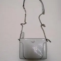 GUESS モノグラム柄チェーンショルダーバック