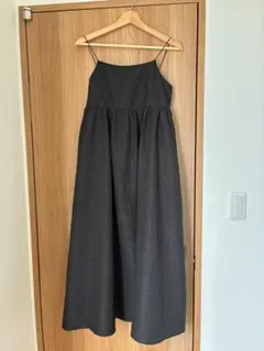 黒のキャミソールロングワンピースのサムネイル