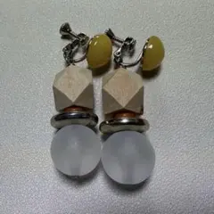 クリアビーズと木製パーツのイヤリング　黄色