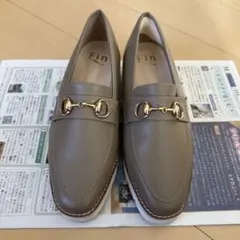 Fin ベージュ ローファー ゴールド金具のサムネイル