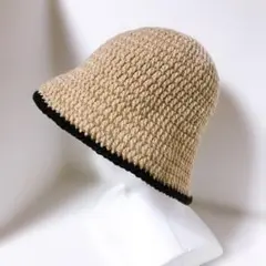 ベージュと黒の編み物バケットハット