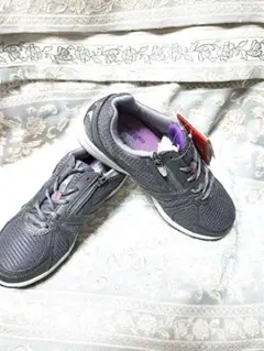 New Balance グレー スニーカー ジッパー付き匿名配達不可