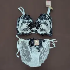 【新品】SANEI★ブラジャー＆ショーツのセットアップ★F65／М　白のサムネイル