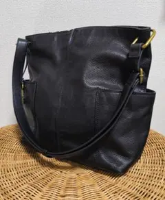 大人のためのレザー‼️toleurブラック チャーム付トートバッグ❣️美品 