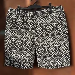 21MEN ハーフパンツ　夏服　白黒　総柄　34サイズ　幾何学模様のサムネイル
