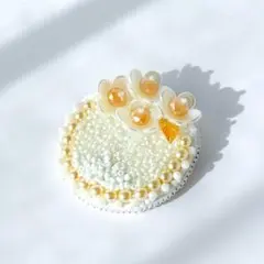 大ぶりなホワイト×ベージュブローチ【サンリットペタルズ】ハンドメイド