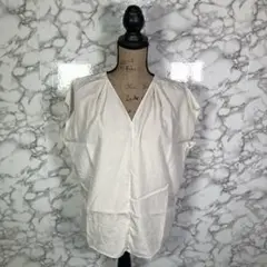 IENA イエナ　（M相当）　Ｖネックフレンチスリーブブラウス　アイボリー