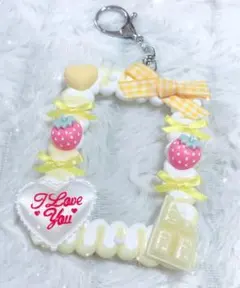 硬質ケース ホイップデコ トレカキーホルダー いちご 黄色