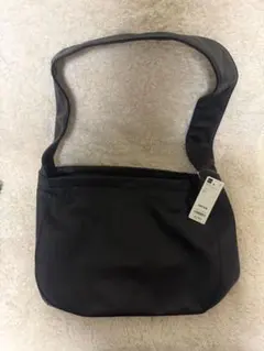 新品未使用guレザータッチラウンドショルダーバッグ