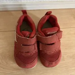 赤いスニーカー