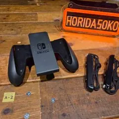 【任天堂純正品】Switch Joy-Con 充電グリップ ＆ ストラップ 2本