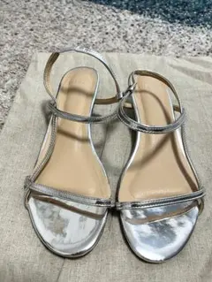 シルバー ストラップサンダル 低ヒール