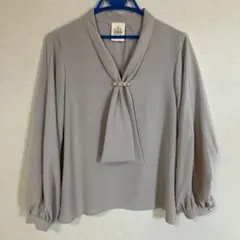 グレー リボン付きVネックシャツ