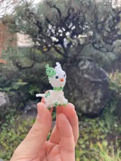 ほっこりかわいい　猫ちゃん　ビーズ動物型チャーム 白と緑　ハンドメイド