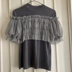 フリル付きオフショルダーTシャツ グレー