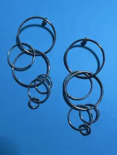 幾何学的フープピアス