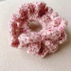 シュシュ　小さめ　フリル　ハンドメイド　編み物　ピンク
