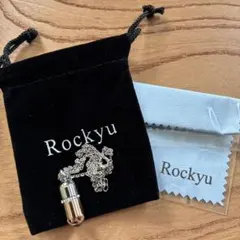 Rockyu カプセル型ネックレス シルバー/ゴールド