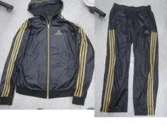 人気黒×金）アディダスadidass （フード付き）ジャージ上下セットアップ