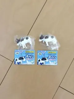子ウシアピるチャーム カウベル付きの子ウシ 白 2点セット