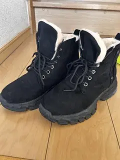 黒いムートンブーツ スエード素材