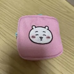 ちいかわ　カラビナつき刺繍スクエアミニポーチ