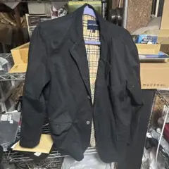 黒のテーラードジャケット