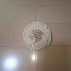 ベージュの花型ブローチ・コサージュ