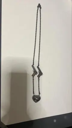 リボルバー＆リップモチーフ ネックレス シルバー 真鍮 リボルバー＆リップモチーフ ネックレス シルバー 真鍮 - メルカリ