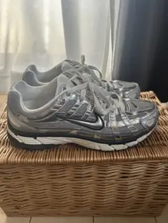 NIKE P-6000 シルバー スニーカーのサムネイル