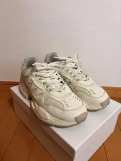 ZARA ランニングスニーカー　シューズポーチセットのサムネイル