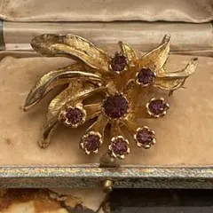 英国　イギリス　アンティーク　ブローチ　紫色　金色　ゴールド　花　ボタニカル