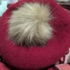 べべ赤いウールベレー帽 ファー付き