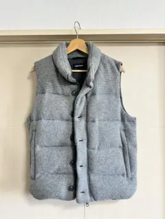 グレー ボタン付きダウンベスト