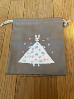 ウサギ刺繍のグレー巾着袋
