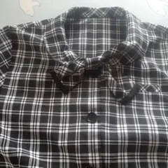 黒と白のチェック柄半袖シャツ