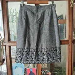 レッセパッセ　刺繍入りフレアスカート グレー 膝丈　Mのサムネイル