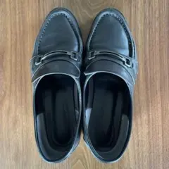 黒いレザー ローファー 金属バックル付き